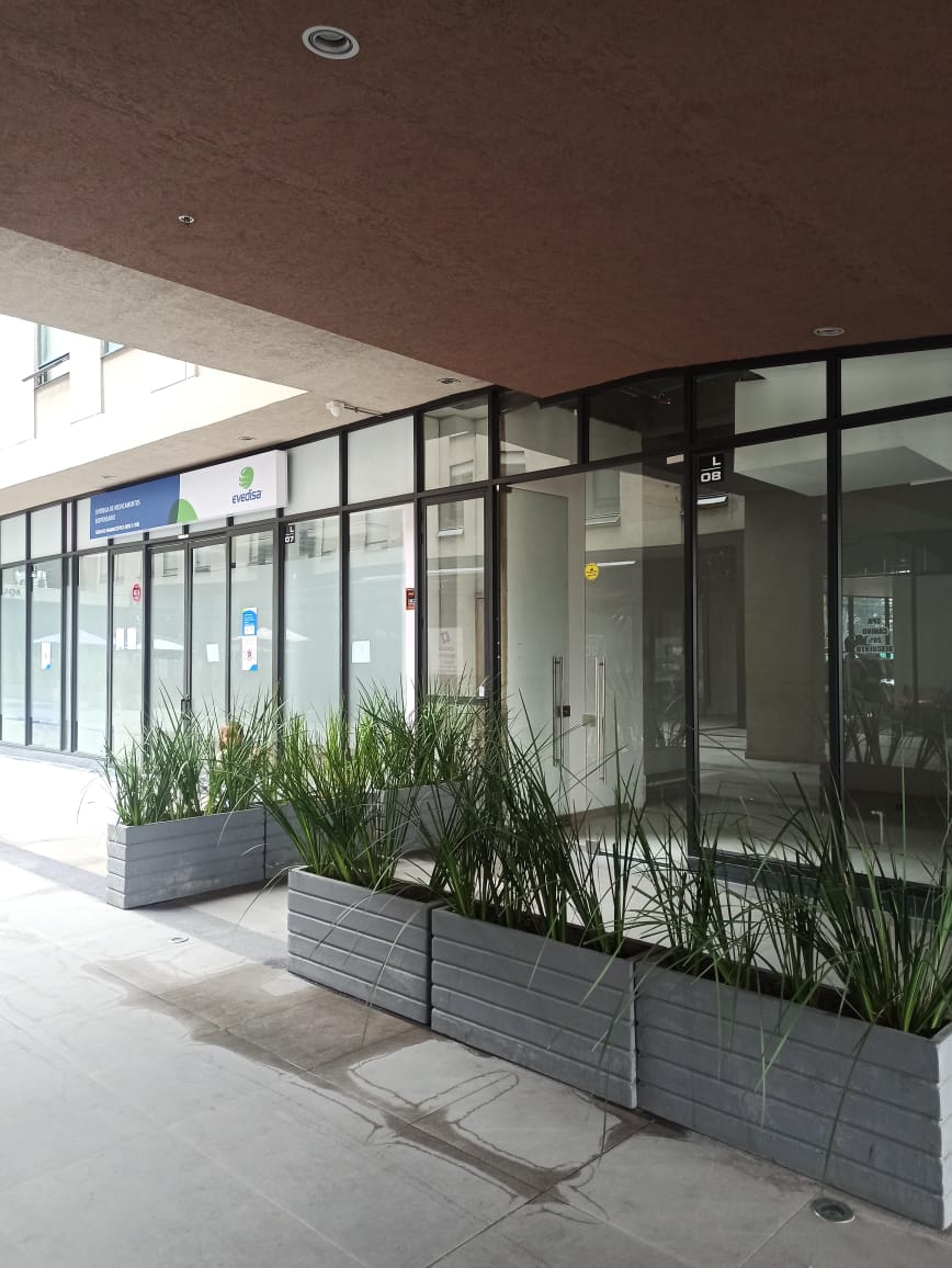 Acceso peatonal a los locales comerciales en Torre Barcelona