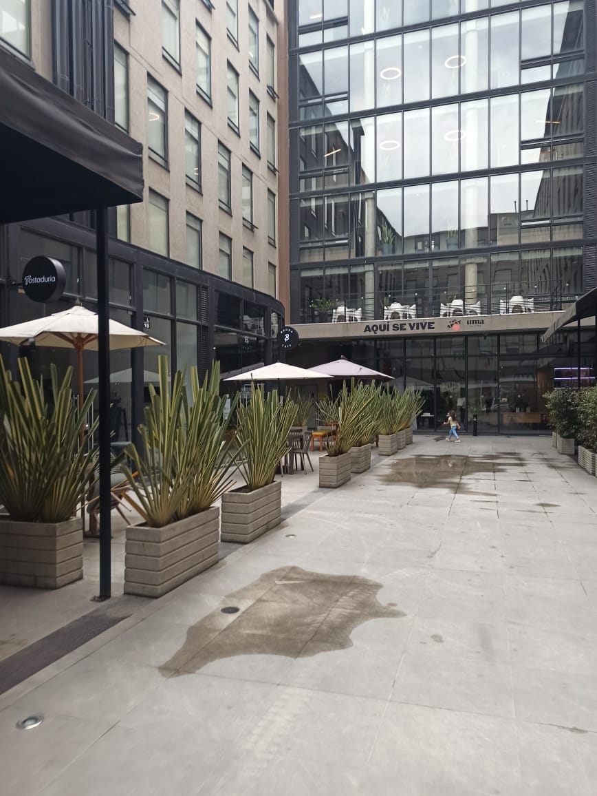 Plazoleta comercial de Torre Barcelona con restaurantes y cafés