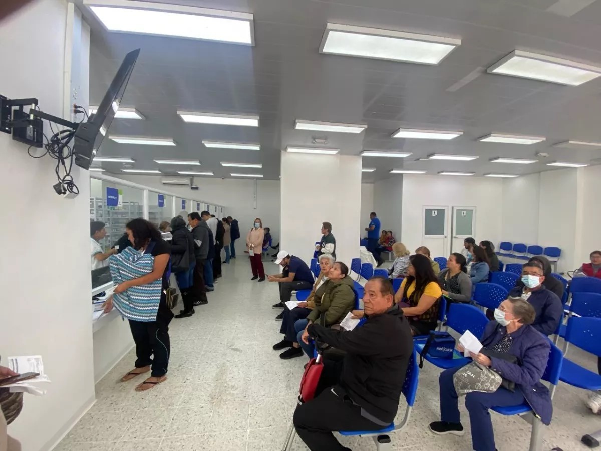 Interior del local en operación con sala de espera y taquillas